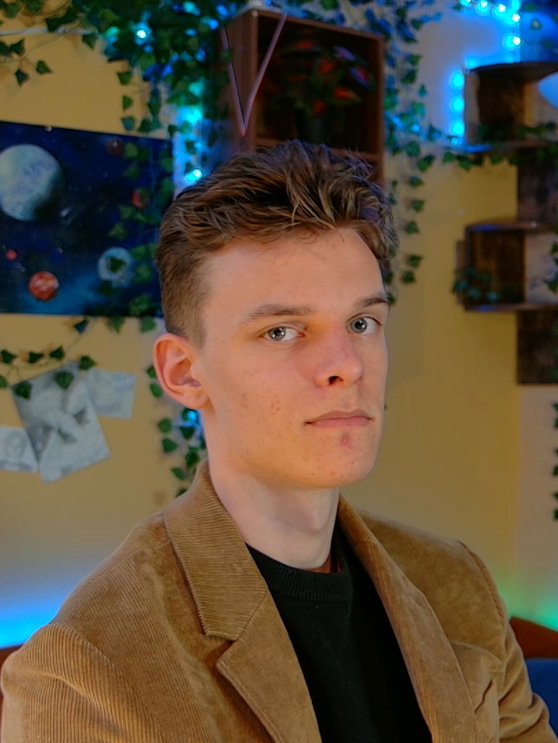 un homme en veste marron et t-shirt noir