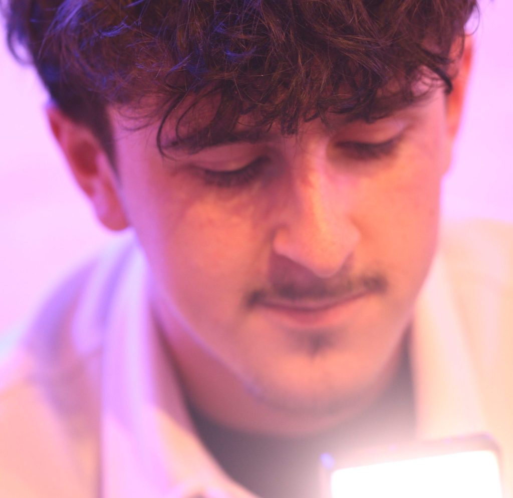 un homme regardant une caméra avec une lumière