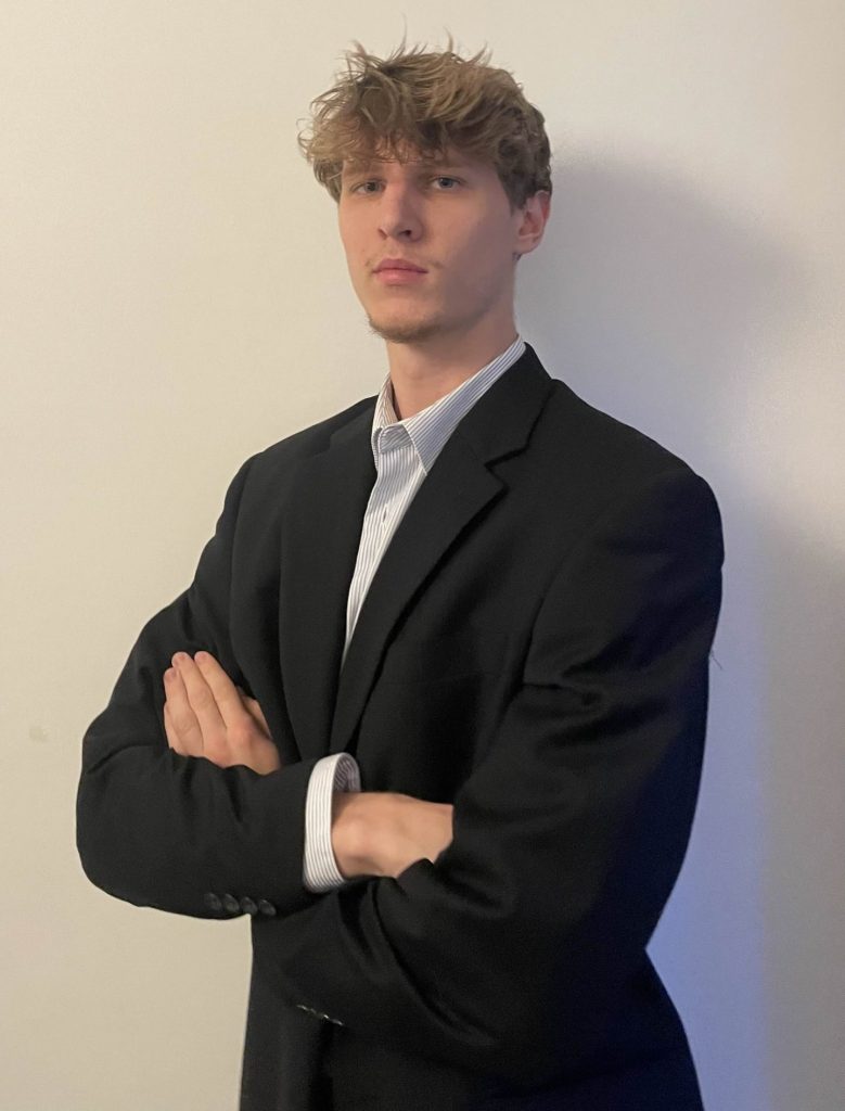 image d'un homme en costard les bras croisés