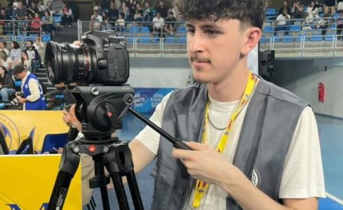 un homme filmant avec une caméra sur trépied